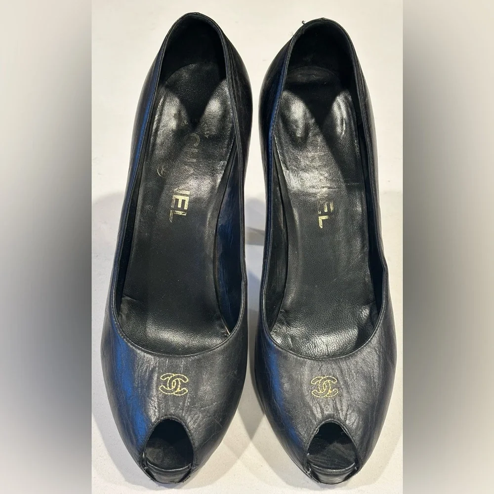 CHANEL G25723 Black Leather Peep-Toe Pumps - Interlocking CC Logo - Size 39